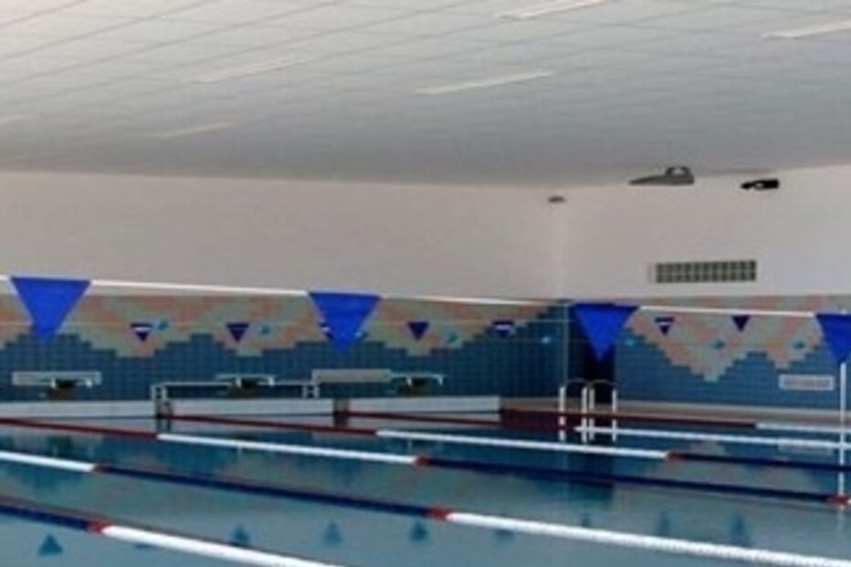 Piscina interior com pistas demarcadas para natação
