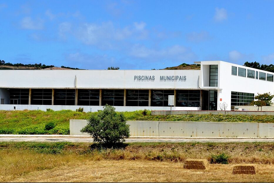 Edifício das Piscinas Municipais num dia de sol