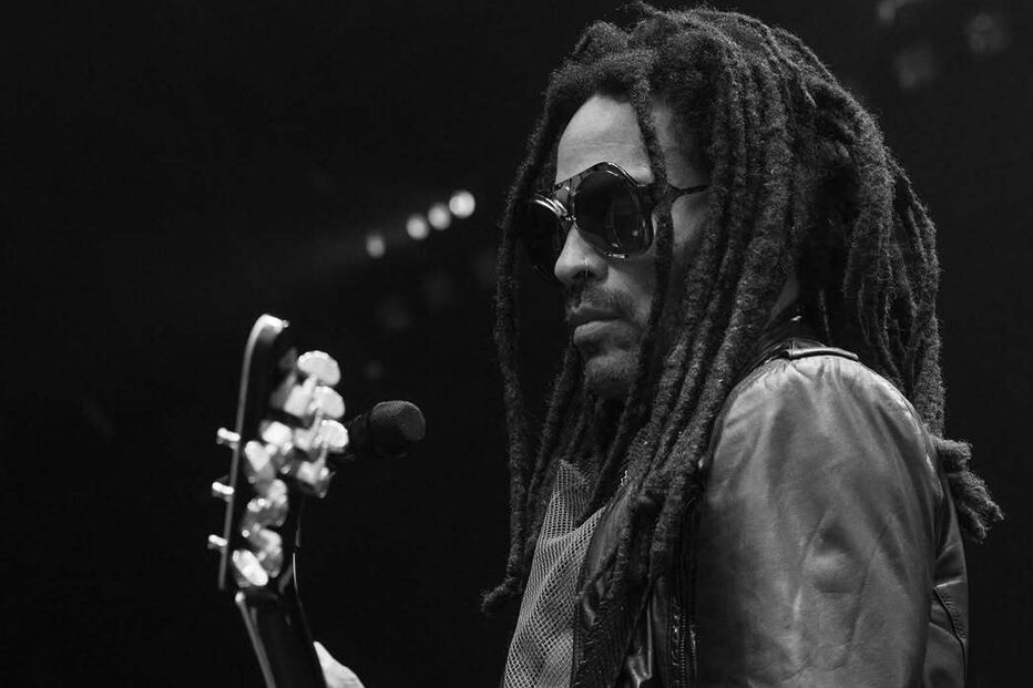 Fã arranca rastas a Lenny Kravitz durante concerto em Brisbane, Austrália