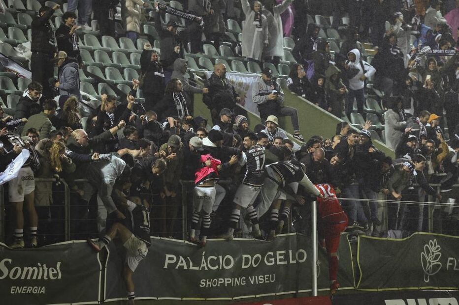 jogadores do Caldas SC festejam com os adeptos o apuramento para os oitavos de final da Taça de Portugal, após vencerem em o Tondela nas grandes penalidades por 5-6
