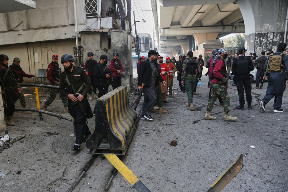 Ataque suicida mata membros das forças de segurança em Peshawar, Paquistão
