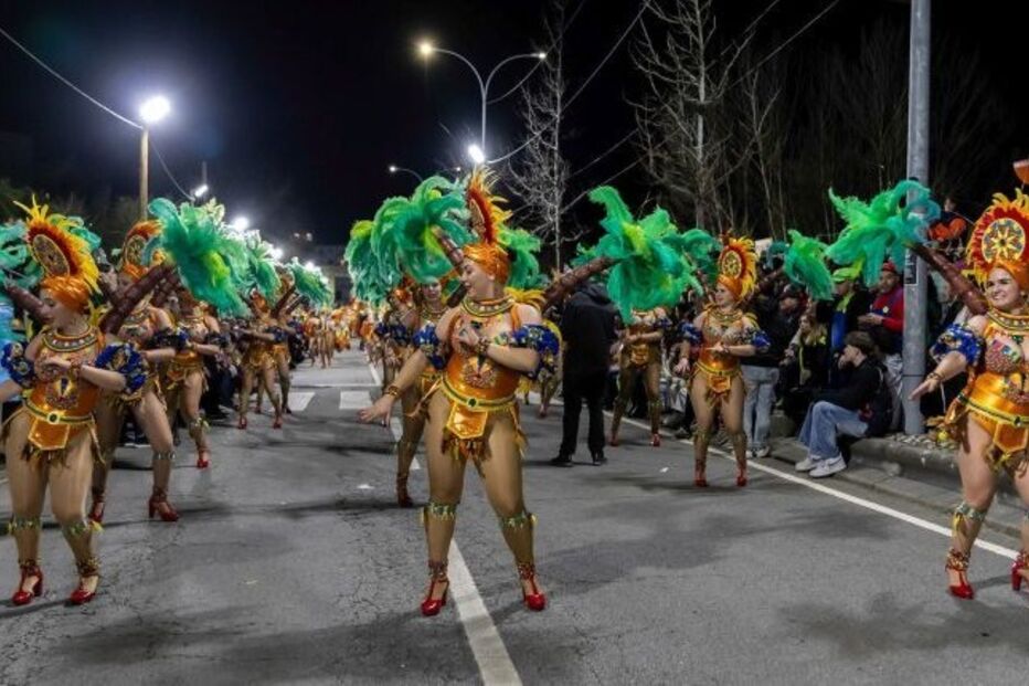 Foliões celebram Carnaval de Ovar com música e fantasias, contagiando gerações