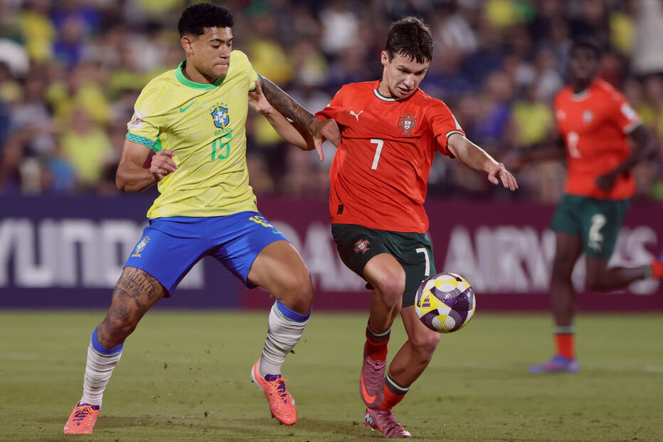 Brasil e Portugal disputam a posse de bola em jogo de futebol