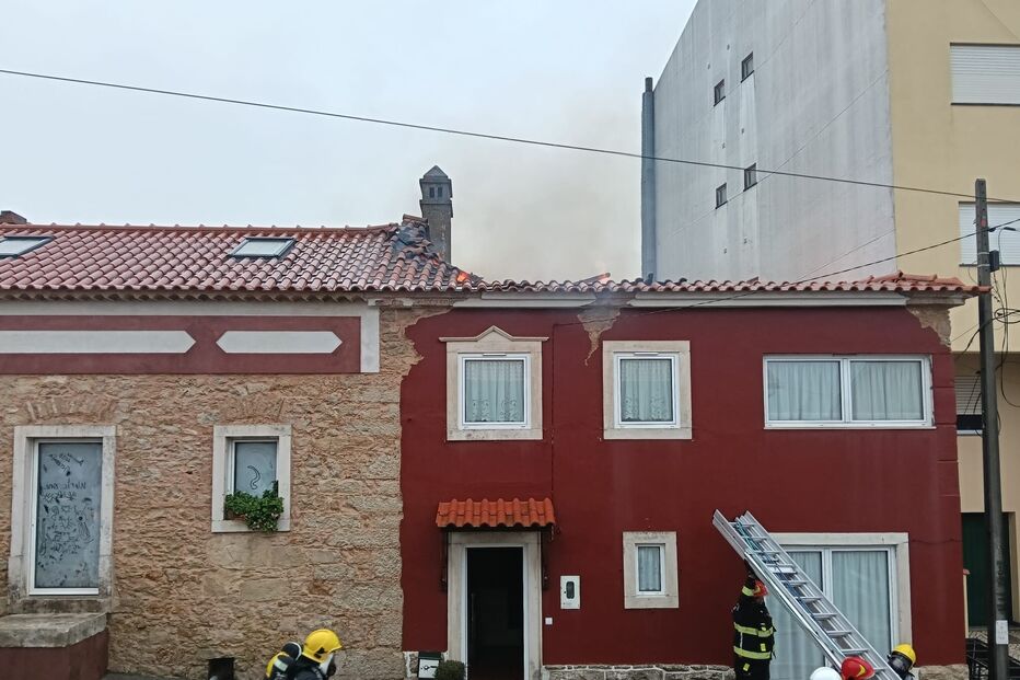 Bombeiros combatem incêndio numa casa em Fátima