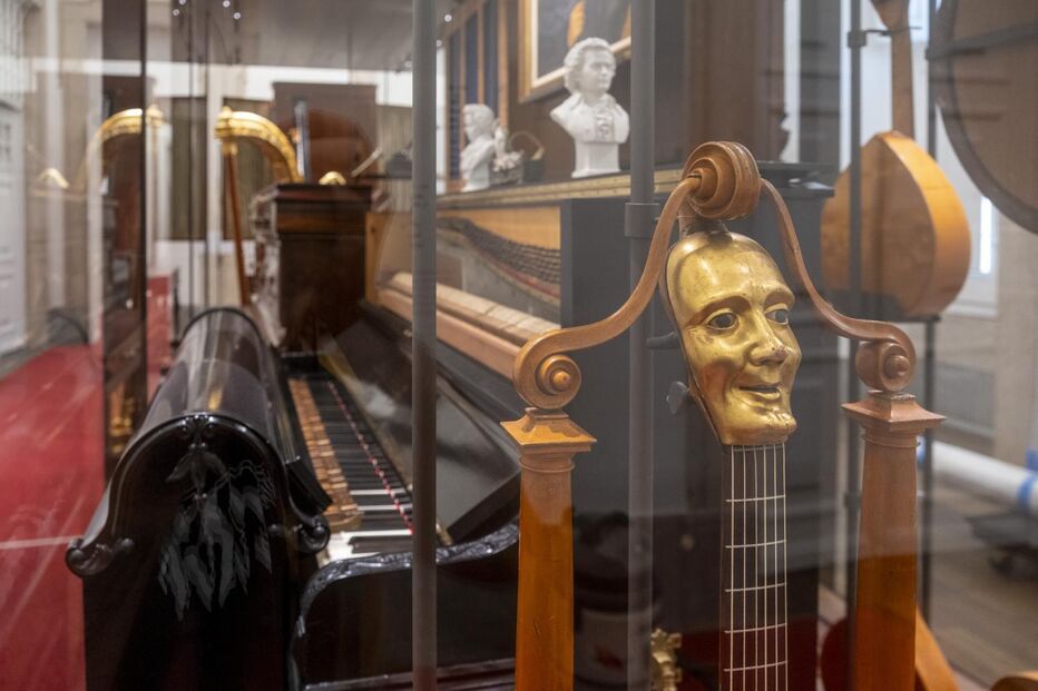 Instrumentos musicais antigos expostos num museu