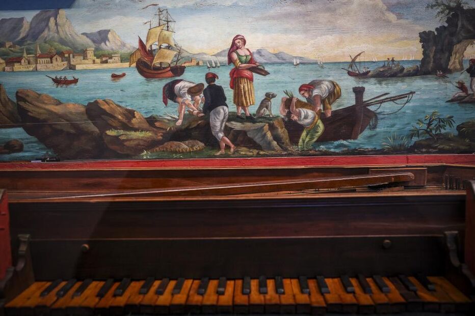 Pormenor de cravo com pintura de cena marítima