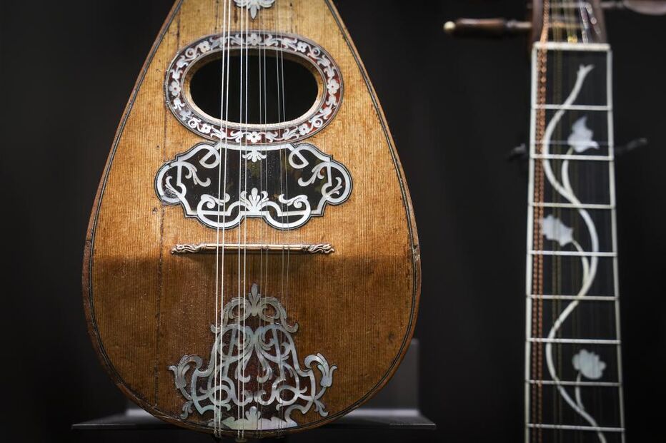 Detalhe de bandolim com decorações ornamentais