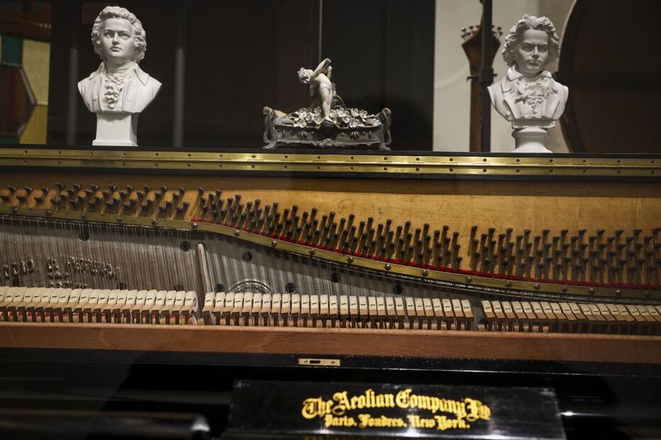 Piano da Aeolian Company com bustos de compositores clássicos.
