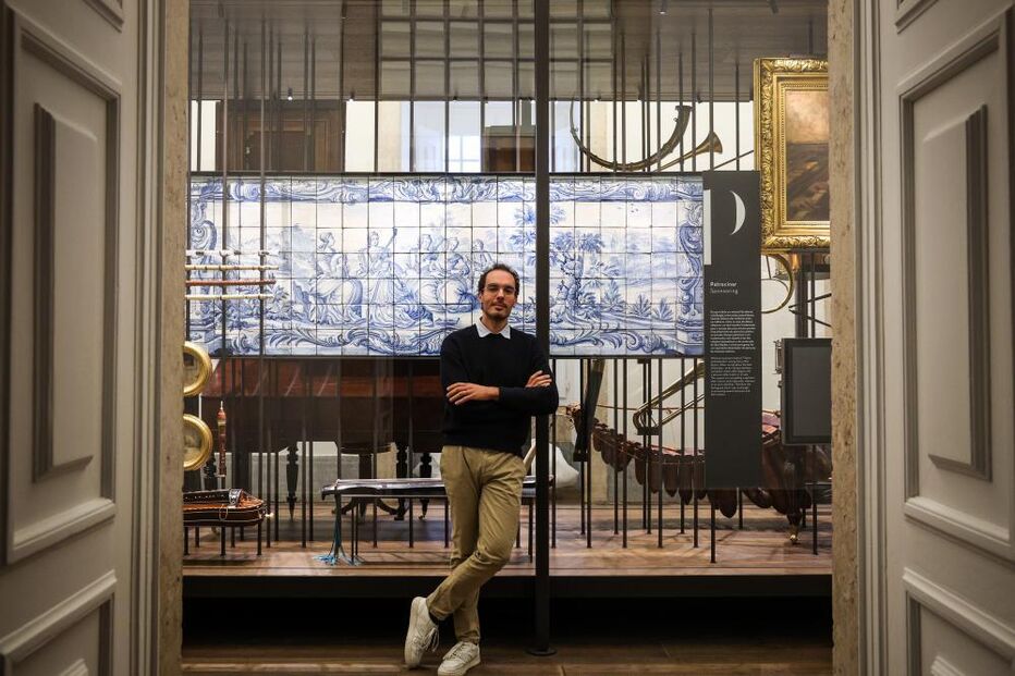 Homem posa em frente a painel de azulejos no Museu Nacional da Música, em Lisboa