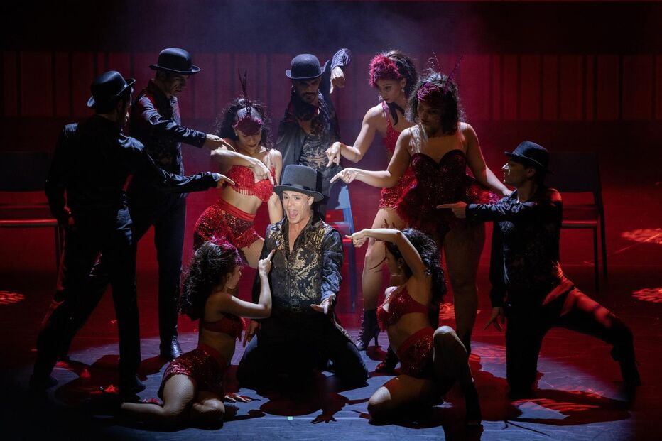 João Baião e bailarinos em palco no espetáculo 'Baião d'Oxigénio'