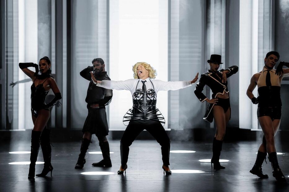 João Baião em palco com bailarinos num espetáculo de luz e som