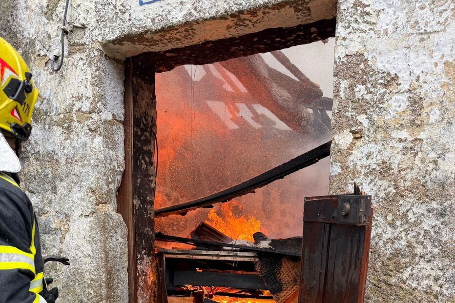 Incêndio desalojou família com duas crianças em Penafiel