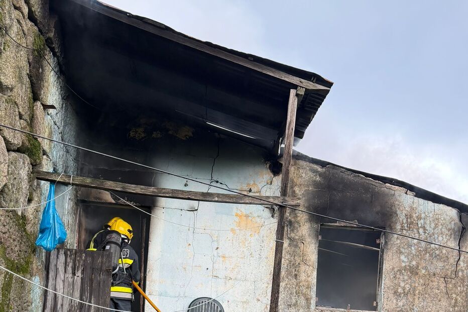 Incêndio desalojou família em Penafiel; bombeiros no local