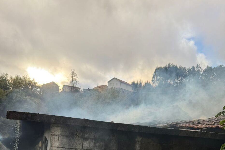 Bombeiro coordena combate a incêndio em Penafiel; família desalojada