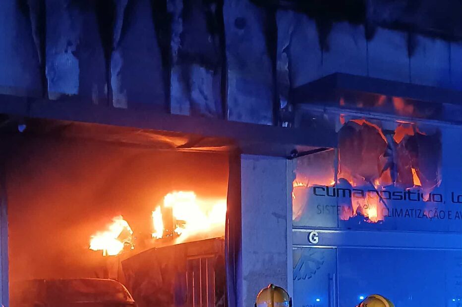 Incêndio deflagra em oficina de automóveis em Barcelos