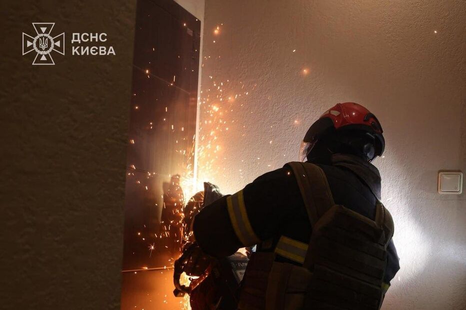 Após ataques russos em Kiev, bombeiros em ação de resgate