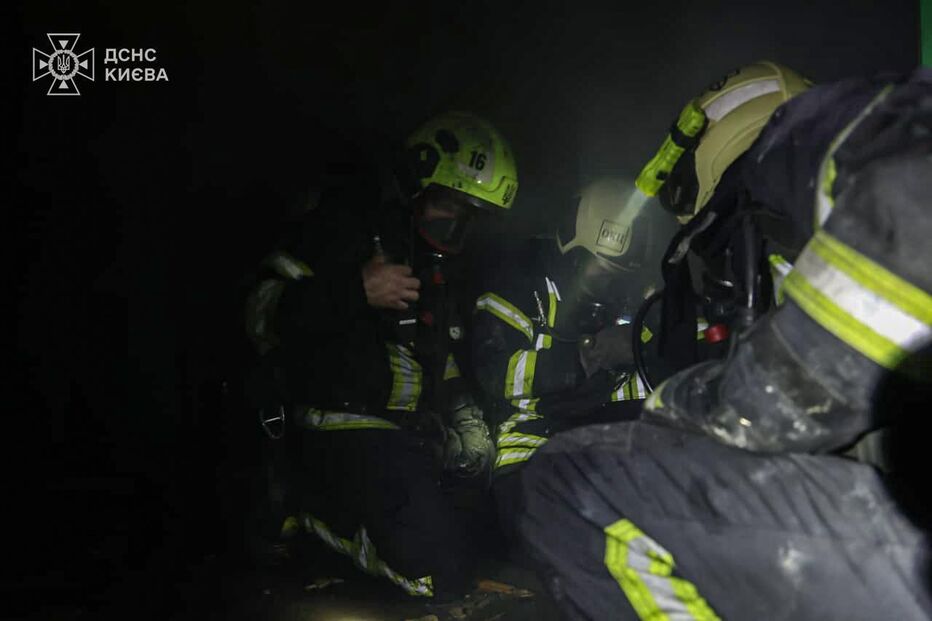 Após ataques russos em Kiev, bombeiros trabalham no local