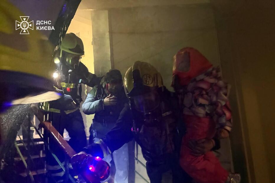 Bombeiros em Kiev resgatam criança após ataques russos