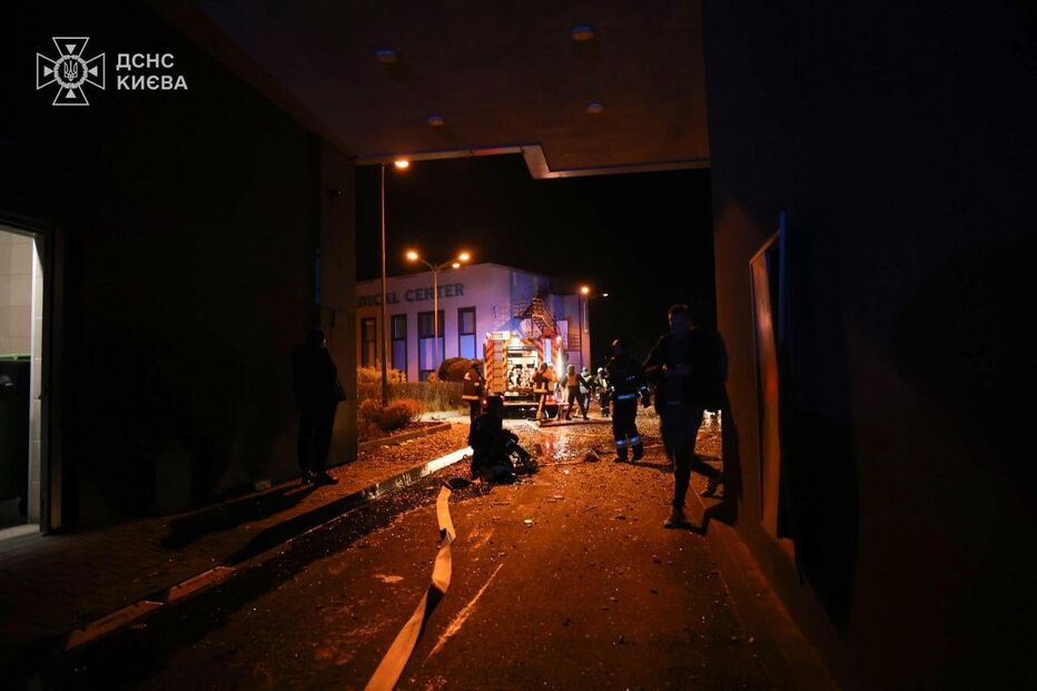 Moscovo ataca Kiev; bombeiros combatem as chamas num centro médico