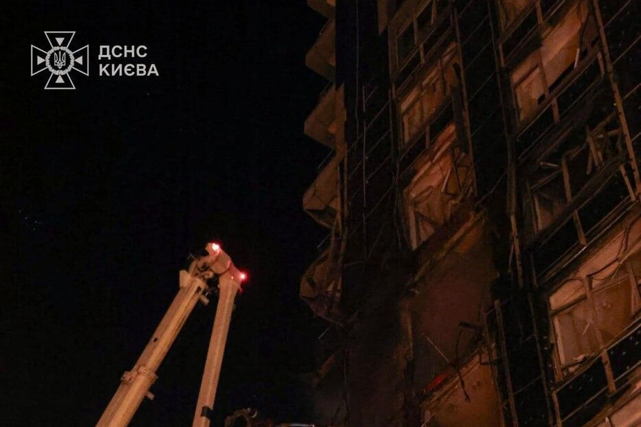 Após ataques em Kiev, bombeiros combatem incêndio num edifício