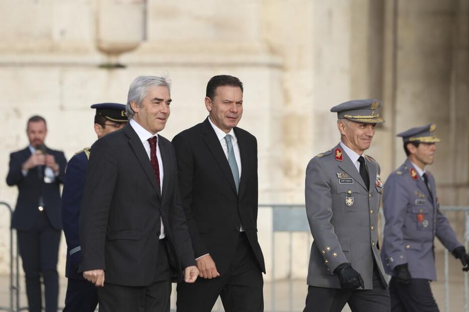 O primeiro-ministro, Luis Montenegro (C), acompanhado do ministro da defesa, Nuno Melo (E), e pelo Chefe do Estado-Maior-General das Forças Armadas, José Nunes da Fonseca, durante a parada militar na Praça do Comércio incluída nas iniciativas organizadas pela comissão promotora do cinquentenário da operação militar do 25 de Novembro de 1975, Lisboa