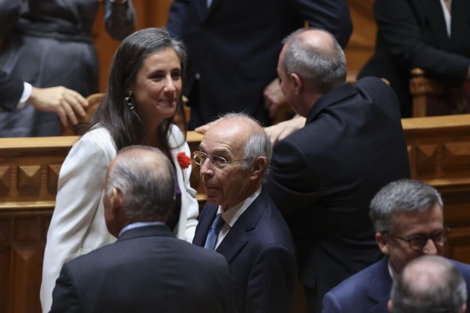 Figuras políticas reúnem-se num evento comemorativo do 25 de Novembro