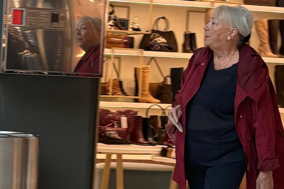 Ana Bola faz compras num centro comercial, mostrando estilo