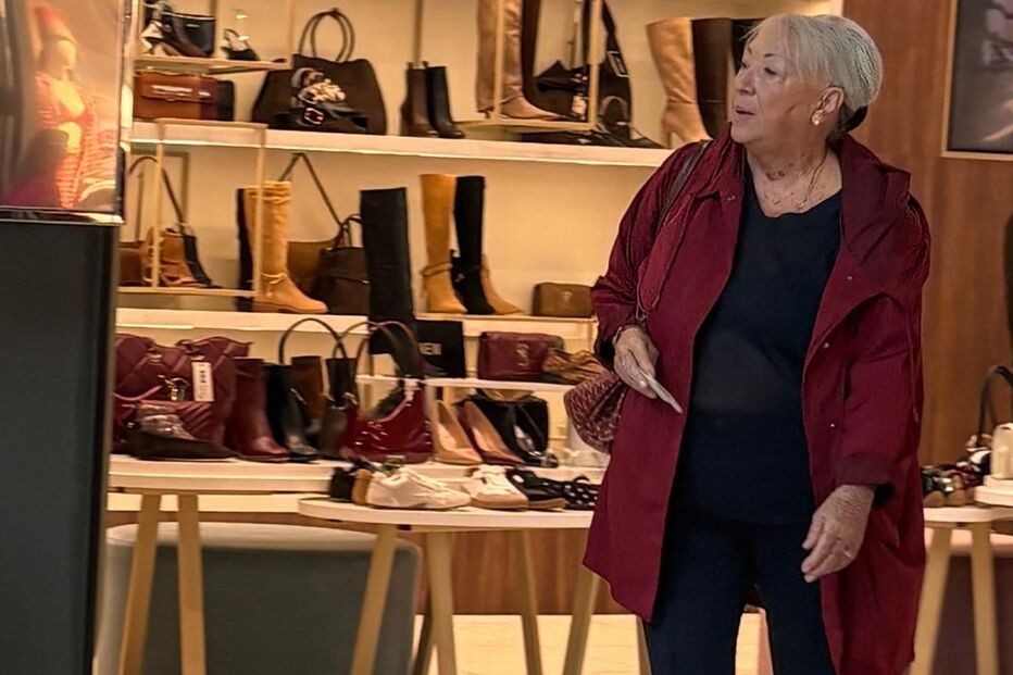 Ana Bola faz compras num centro comercial com estilo e graça.
