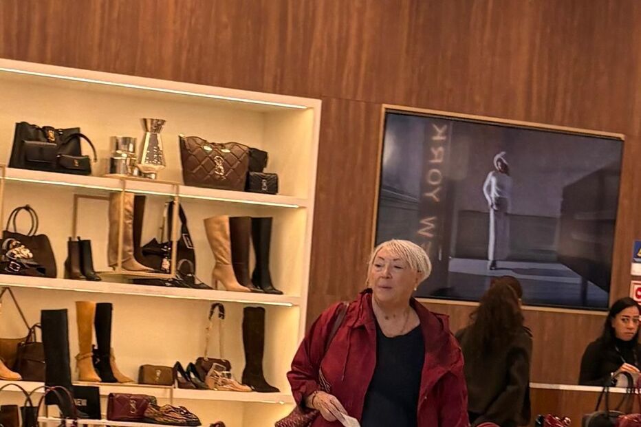 Ana Bola faz compras num centro comercial, demonstrando estilo e elegância