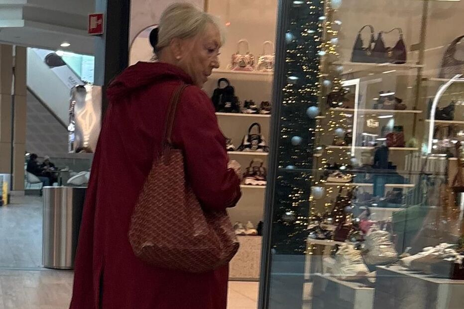 Ana Bola faz compras de sapatos num centro comercial