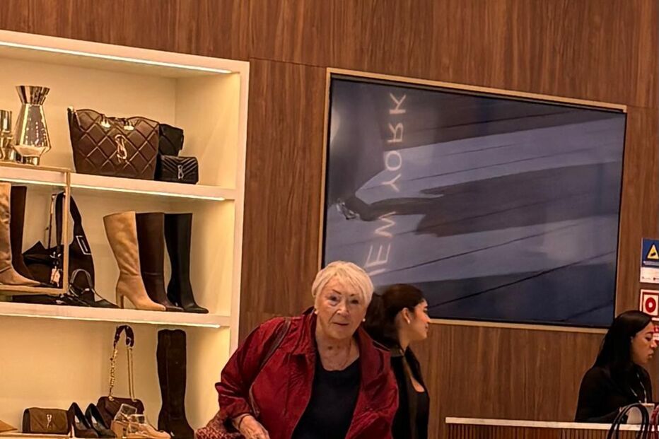 Ana Bola faz compras num centro comercial, com elegância e estilo