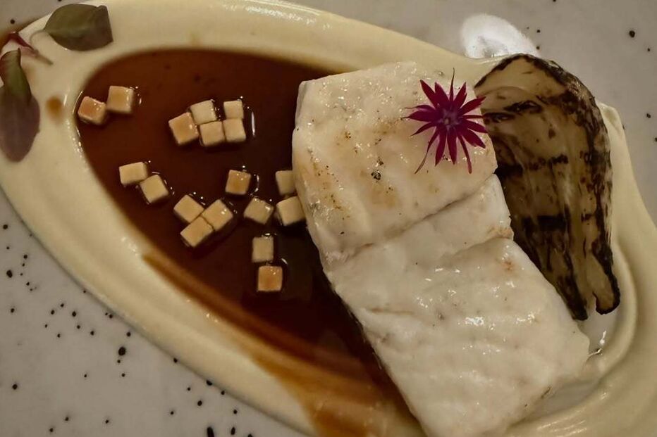 Cristina Ferreira desfruta de refeição requintada no Douro durante pausa.
