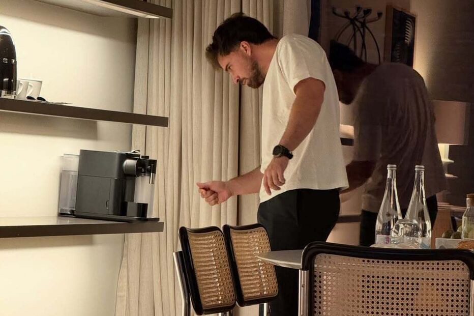 Cristina Ferreira relaxa no Douro, perto de uma máquina de café e cadeiras