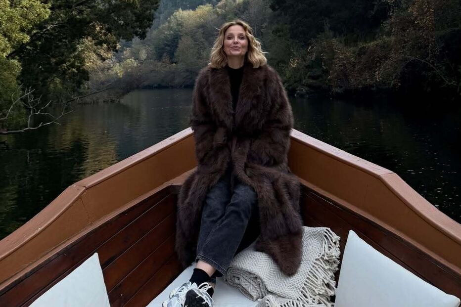Cristina Ferreira relaxa no Douro, num barco rodeado pela natureza