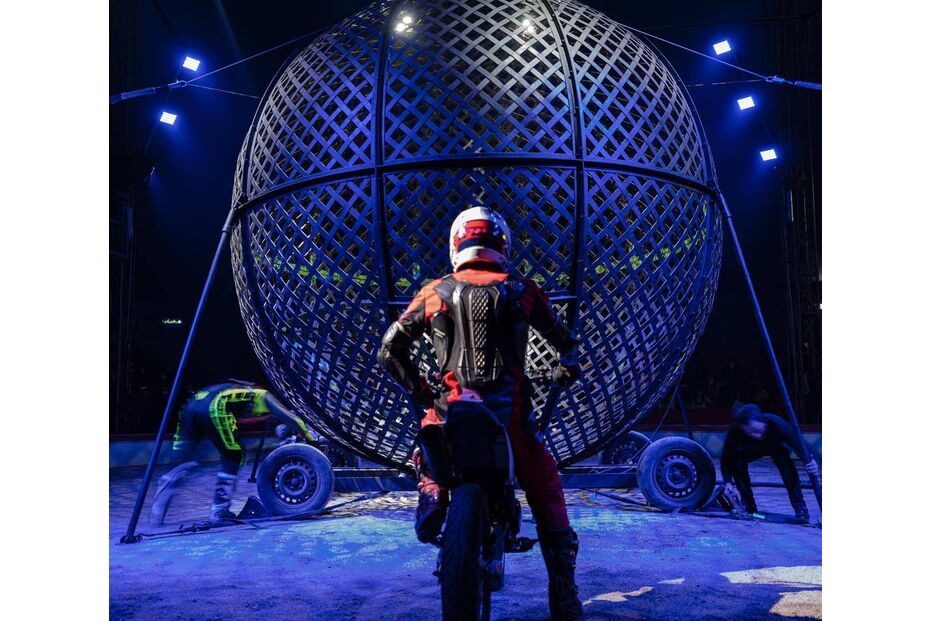 Acrobata perde a vida no 'Globo da Morte' em Itália após colisão durante espetáculo