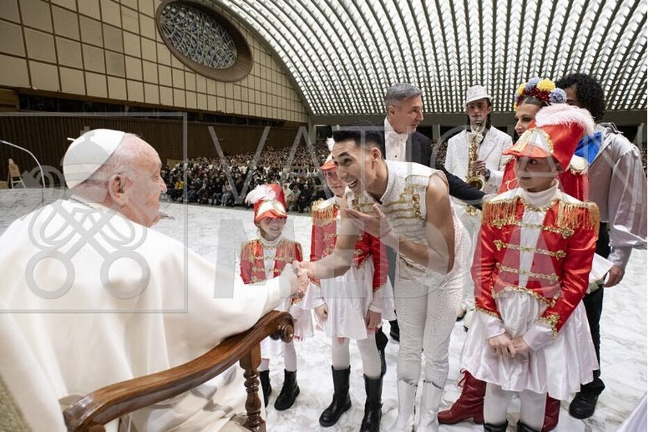 Papa Francisco encontra-se com artistas circenses no Vaticano