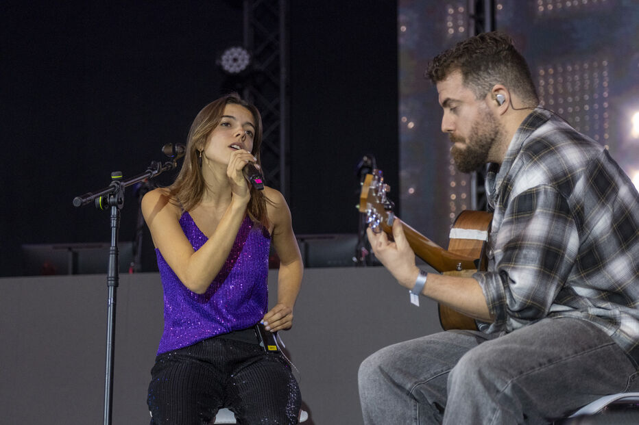 Mariiana, estrela dos 'Morangos', canta ao lado de músico com guitarra