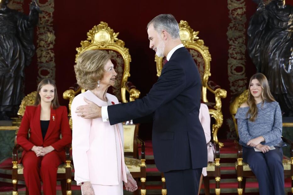 Felipe VI homenageia a rainha Sofia, com filhas presentes
