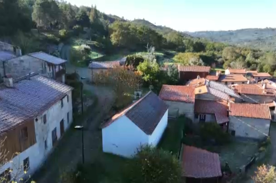 Póvoa Dão chegou a ter vida, mas hoje não passa de uma aldeia fantasma à venda por um valor milionário
