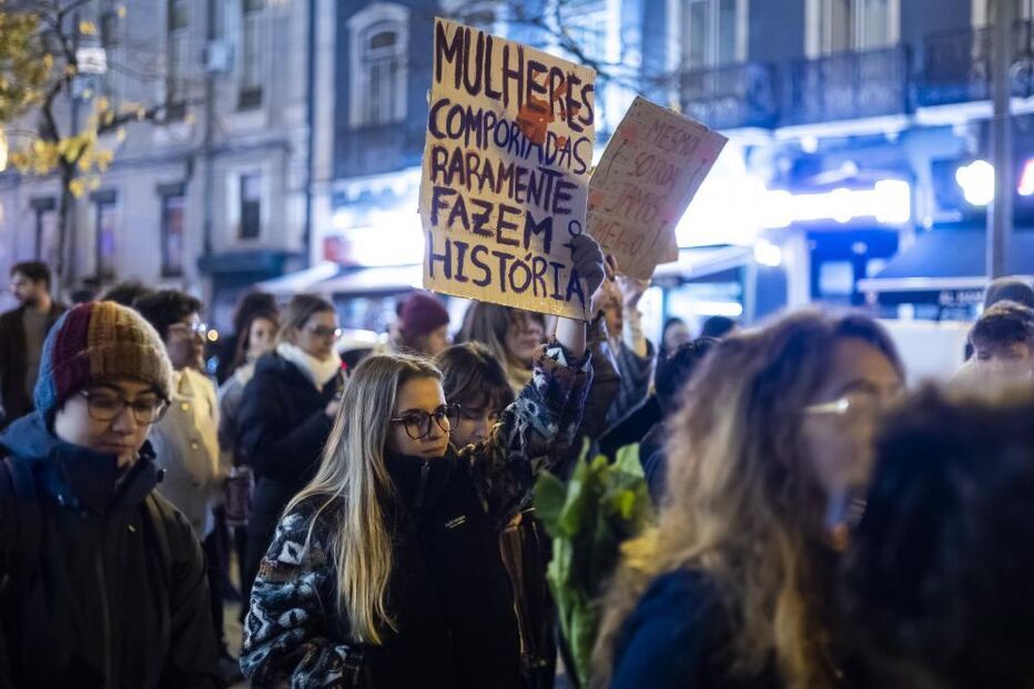 Centenas de pessoas marcham em Lisboa pela saúde e segurança das mulheres
