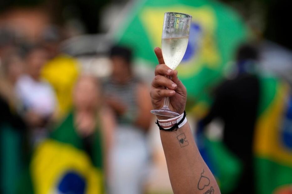 Vários brasileiros celebraram início de pena de prisão de Bolsonaro