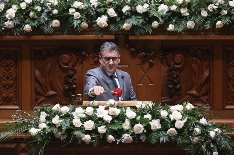 Pedro Alves repõe cravos vermelhos que Ventura tinha retirado