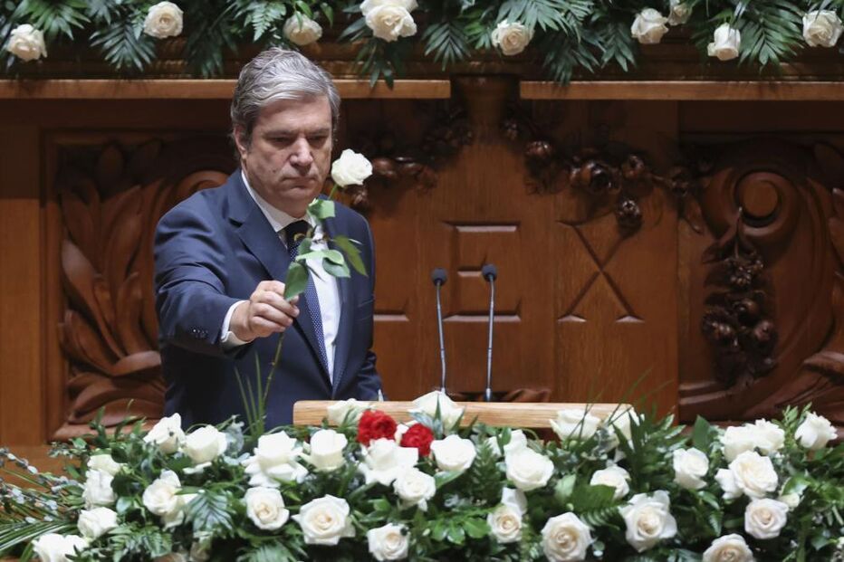 Paulo Núncio retirou uma rosa branca de um dos arranjos mais abaixo e levou-a até à tribuna