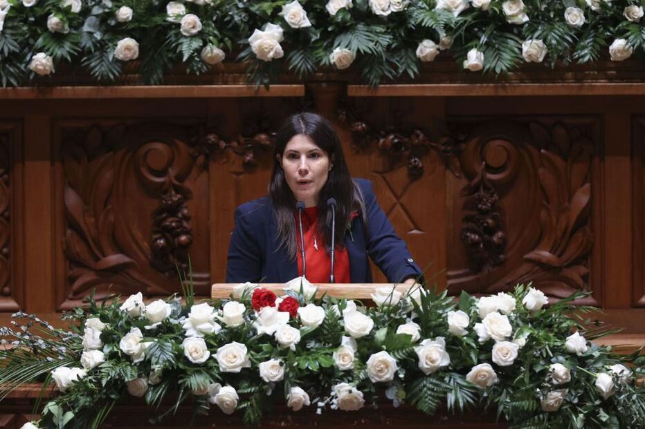 Deputados de esquerda colocaram cravos vermelhos no púlpito