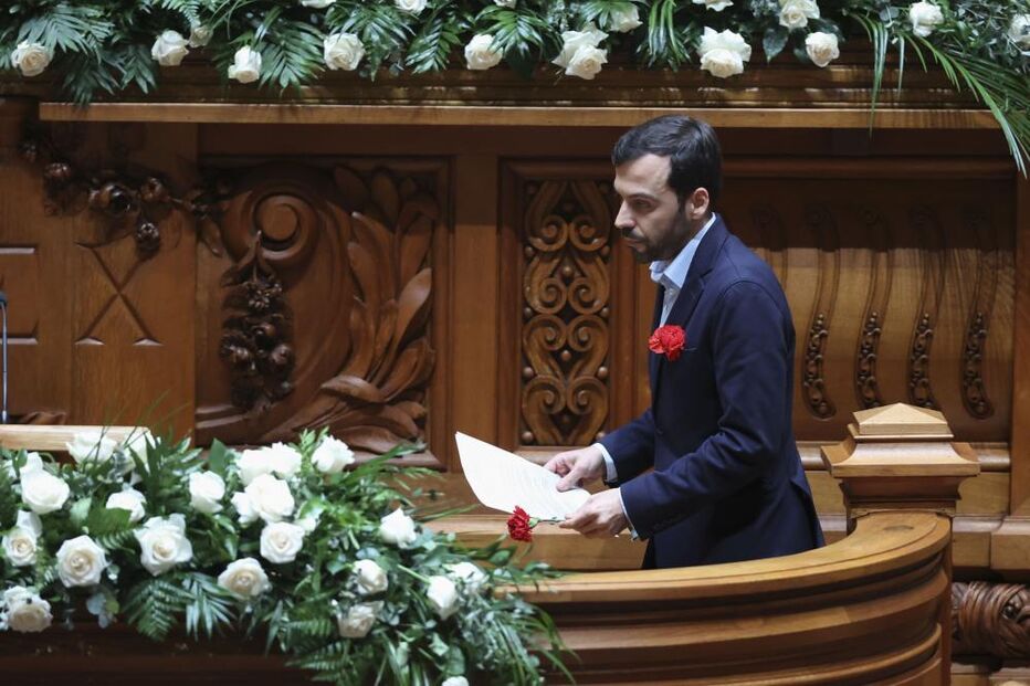 Deputados de esquerda colocaram cravos vermelhos no púlpito