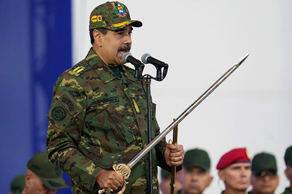 Maduro exibe espada de Simón Bolívar em Caracas, após designação de organização terrorista