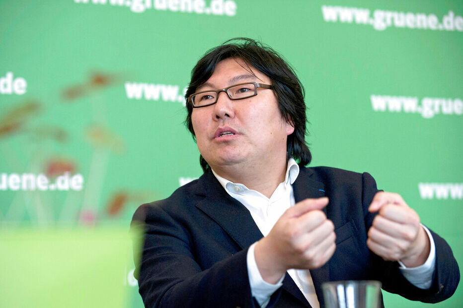 Jean-Vincent Placé enfrenta julgamento por agressão sexual a ex-colaboradoras