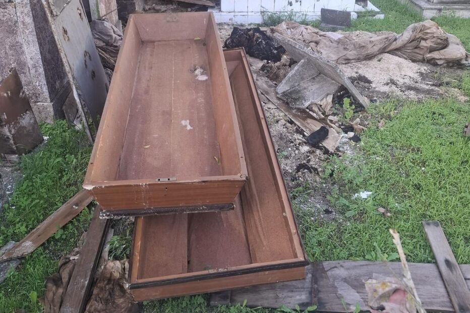 Profanação de jazigos em Alhos Vedros leva autoridades a investigar roubos e vandalismo.
