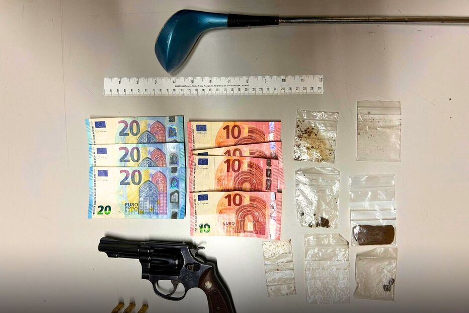 Apreensão de arma, droga e dinheiro em operação policial