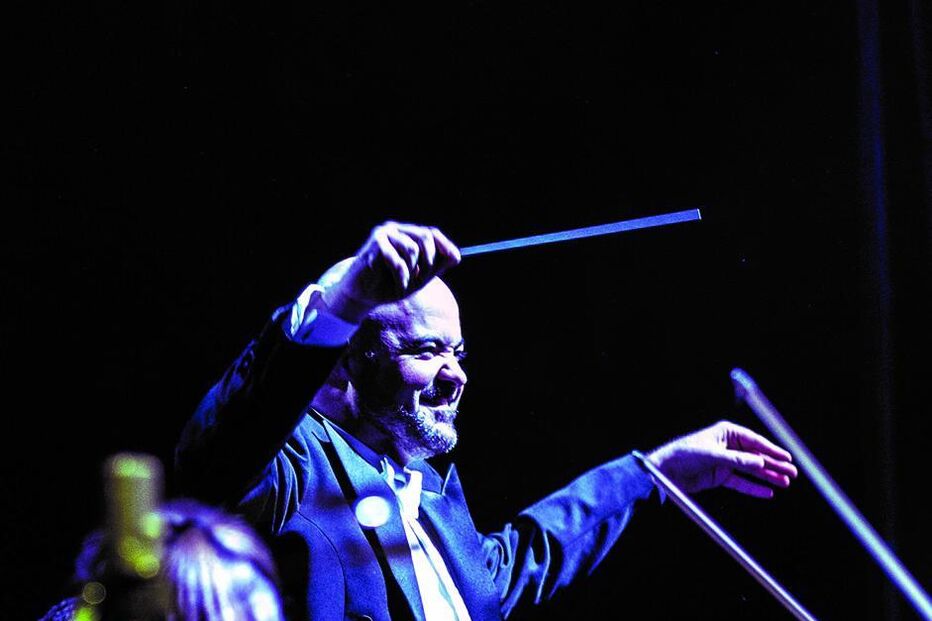 Maestro dirige a Lisbon Film Orchestra no concerto 'Sozinho em Casa' na MEO Arena.
